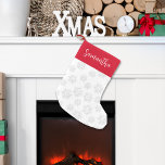 Rode en Witte Sneeuwvlok Kerst Custom Kleine Kerstsok<br><div class="desc">Voeg een tijdloze touch toe aan uw kerstinterieur met dit elegante traditionele ontwerp. Met een rood-wit patroon met zilveren wintersneeuwvlokken combineert het feestelijke kerststijl met traditioneel sneeuwontwerp voor een gezellige vakantie-look. Het klassieke kalligrafiescript en de stijlvolle typografie versterken de charme, terwijl de eenvoudige minimalistische esthetiek het een perfecte aanvulling maakt...</div>