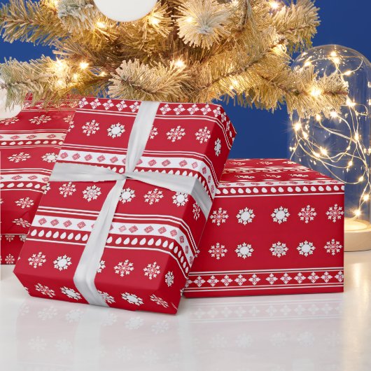 Rode en witte sneeuwvlokken Moderne Kerst Cadeaupapier (Feestdagen)