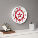 Rode en witte Star Retro Adverteren Stijl<br><div class="desc">Deze klok in rood en wit was geïnspireerd op  benzine adverteren design. Het heeft een rode stervorm in het midden die kan worden gepersonaliseerd met een initiaal,  en een rode ring die kan worden gepersonaliseerd met uw familienaam en uw "gevestigde" datum of een aangepaste tekst die u kiest.</div>