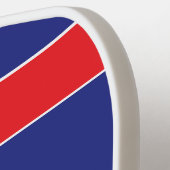 Rode en witte streep op blauw van de marine pickleball paddle (Links Detail)