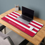 Rode en witte strepen patroon gepersonaliseerd bureaumat<br><div class="desc">Voeg een gedurfde en klassieke touch aan uw werkruimte met de rode en witte strepen patroon gepersonaliseerde bureau mat. Met een opvallende combinatie van levendige rode en heldere witte strepen, biedt deze mat een glad oppervlak voor uw toetsenbord en muis terwijl u uw bureau verbetert met een tijdloos ontwerp. Pas...</div>
