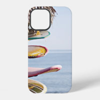 Rode en witte surfplank in bruin houten rek