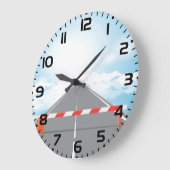 Rode en witte wegbarrière blokkeert toegang grote klok (Hoek)