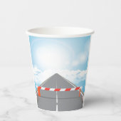 Rode en witte wegbarrière blokkeert toegang papieren bekers (Voorkant)