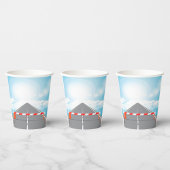 Rode en witte wegbarrière blokkeert toegang papieren bekers