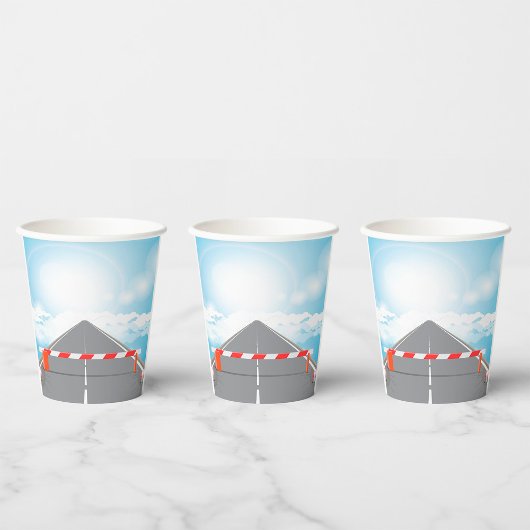 Rode en witte wegbarrière blokkeert toegang papieren bekers