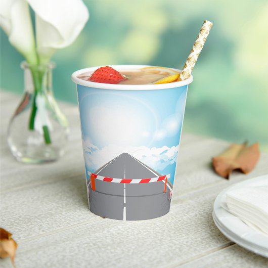 Rode en witte wegbarrière blokkeert toegang papieren bekers