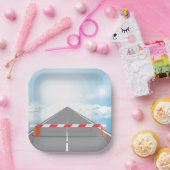 Rode en witte wegbarrière blokkeert toegang papieren bordje (Feest)