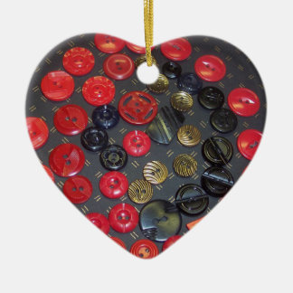  rode en zwarte Buttonnen, Ornament