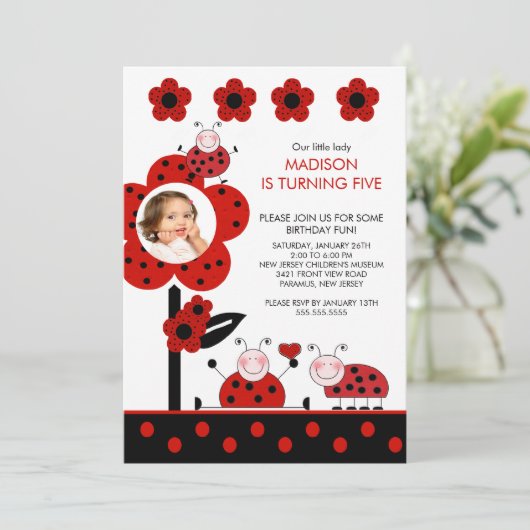 RODE EN Zwarte FOTO Ladybug Birthday Uitnodiging (Staand voorkant)