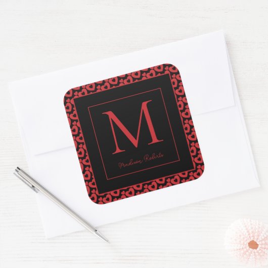Rode en zwarte harten gepersonaliseerd monogram vierkante sticker (Envelop)