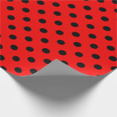Rode en zwarte pooldots cadeaupapier (Hoek)
