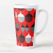Rode en zwarte retro kerstbal latte mok (Rechts)