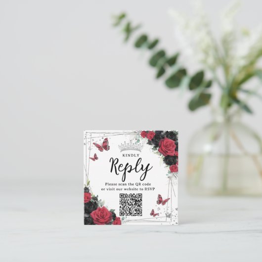 Rode en zwarte vlinders Quinceanera RSVP QR-code Informatiekaartje (Staand voorkant)