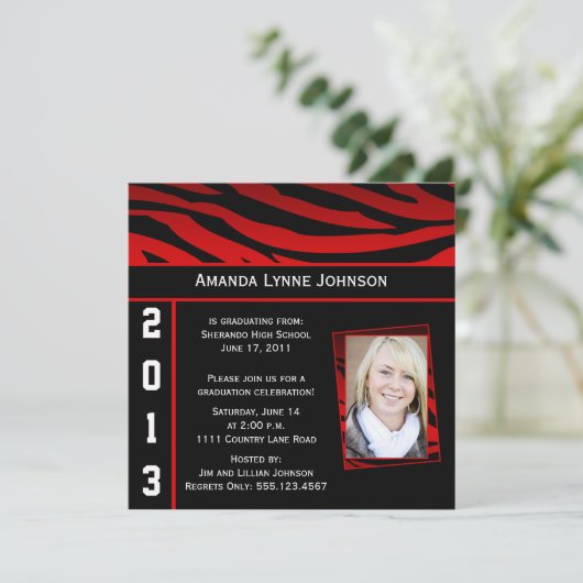 Rode en Zwarte Zebra Print Afstuderen Uitnodiging (Staand voorkant)