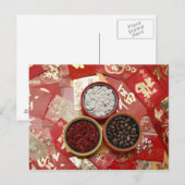 Rode enveloppen met meloenzaden verspreid op tafel briefkaart (Voorkant / Achterkant)