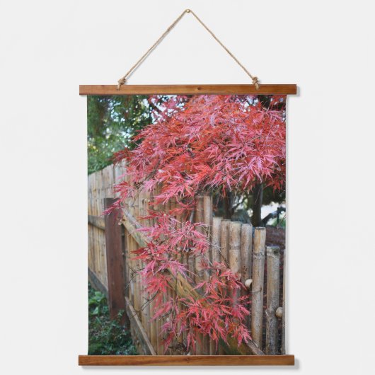 Rode esdoorn bladeren en bamboe hek hangend wandkleed (Voorkant)