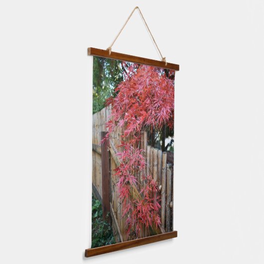 Rode esdoorn bladeren en bamboe hek hangend wandkleed (Gebogen)