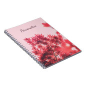 Rode esdoorn bladeren op roze gepersonaliseerd notitieboek (Rechterzijde)