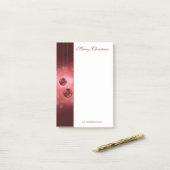 Rode feestelijke kerstcadeautjes met aangepaste te post-it® notes (Op bureau)