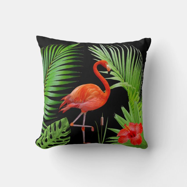 Rode Flamingo, Hibiscus & Palmbladeren op Zwart Kussen (Voorkant)