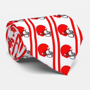 Rode Footballs helm op witte stropdas