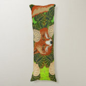 RODE FOX VAN DE GROENE LEAVES EN FOLIAGE LICHAAMSKUSSEN (Voorkant Verticaal)