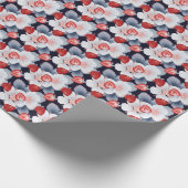 Rode frambozen, roze bloemen op marineblauw cadeaupapier (Hoek)