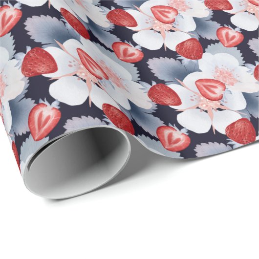 Rode frambozen, roze bloemen op marineblauw cadeaupapier (Rol Hoek)
