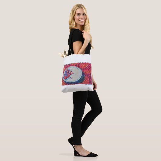 Rode Fruitkom Tote Bag (Op model)