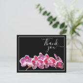 Rode geaderde orchidee tegen zwarte achtergrond Da Briefkaart (Staand voorkant)