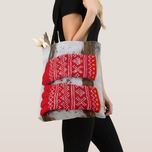 Rode gebreide handschoenen in sneeuw tote bag (Dichtbij)