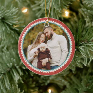 Rode gegolfde rand Eerste kerstfeest als gezin Keramisch Ornament