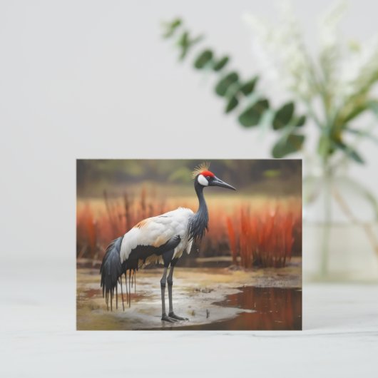 Rode gekroonde kraan staan op water briefkaart (Staand voorkant)