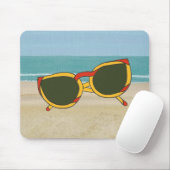 Rode gele zonnebril op Beach Mousepad Muismat (Met muis)