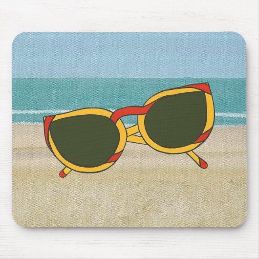 Rode gele zonnebril op Beach Mousepad Muismat (Voorkant)