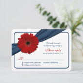 Rode Gerber Daisy Marine Blauw Lint Bruiloft RSVP (Staand voorkant)