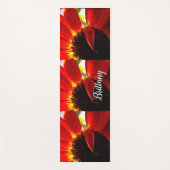Rode gerbera daisy flower voeg jouw naam script ve yogamat (Voorkant)
