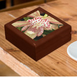 Rode gespeekselde orchidee-karton cadeaudoosje<br><div class="desc">Voor orchidee liefhebbers! Winkelinkten,  sieraden en andere kleine keepenkoeken in deze houten cadeaudoos met keramische tegel die voorzien is van het foto-afbeelding van een rode,  bespikte Cymbidium Orchid. Een mooi,  bloemetjesontwerp! Selecteer de grootte en kleur van het cadeauvakje.</div>