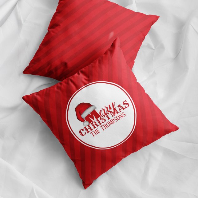 Rode Gestreepte Prettig Kerstmis Familienaam Kussen (Red striped Merry Christmas pillow with Santa hat and personalized family name festive holiday decor)