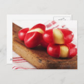 Rode gestripte theekdoek op de achtergrond. briefkaart (Voorkant / Achterkant)