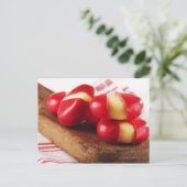 Rode gestripte theekdoek op de achtergrond. briefkaart (Staand voorkant)