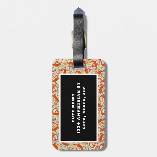 Rode gevlekte salamander op de bosbodem wit bagagelabel (Achterkant verticaal)