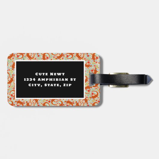 Rode gevlekte salamander op de bosbodem wit bagagelabel (Achterkant horizontaal)