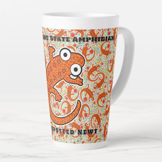 Rode gevlekte salamander op de bosbodem wit latte mok (Rechterhoek)