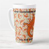 Rode gevlekte salamander op de bosbodem wit latte mok (Linkerhoek)