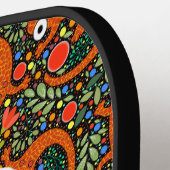 Rode gevlekte salamander op de bosbodem zwart pickleball paddle (Links Detail)