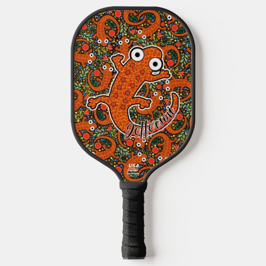 Rode gevlekte salamander op de bosbodem zwart pickleball paddle (Voorkant)