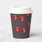 Rode glanzende lippen op grijs papieren bekers (Achterkant)