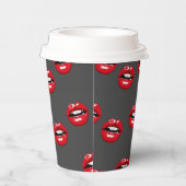 Rode glanzende lippen op grijs papieren bekers (Rechts)